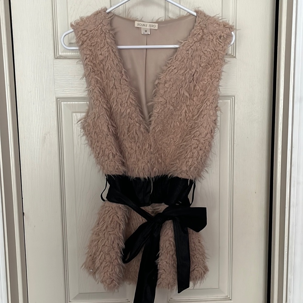 Furry Vest. Taupe color. Size medium